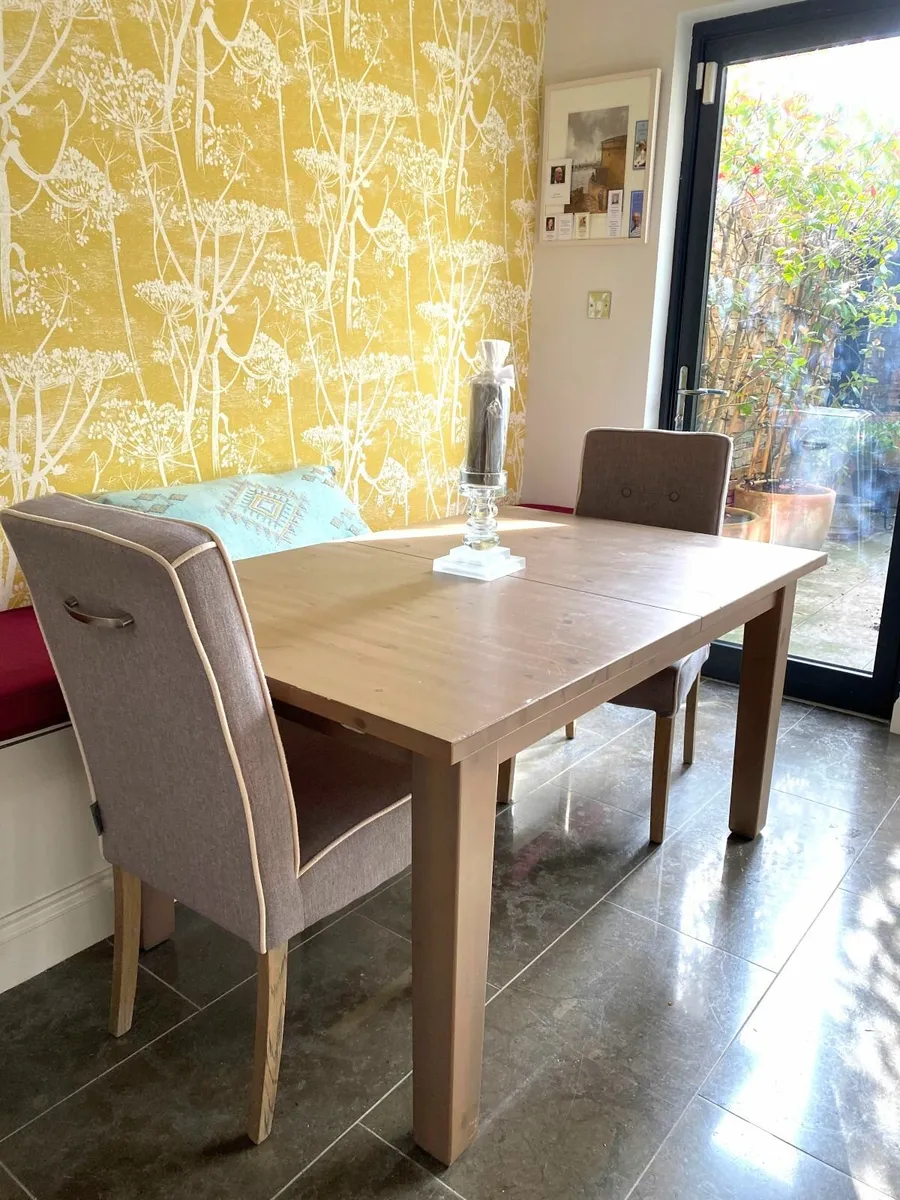 kitchen table and 2 chairs - Image 1