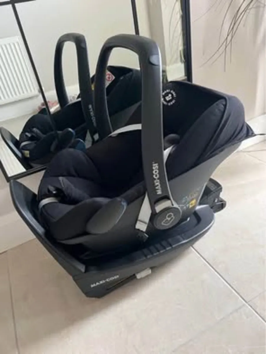 car seat maxi-cosi with isofix base - Image 1