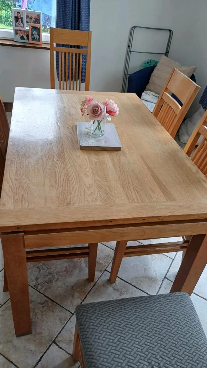 Oak kitchen table (extendable )and 6 chairs - Image 1