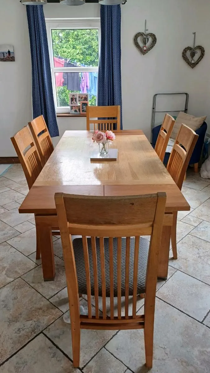 Oak kitchen table (extendable )and 6 chairs - Image 2