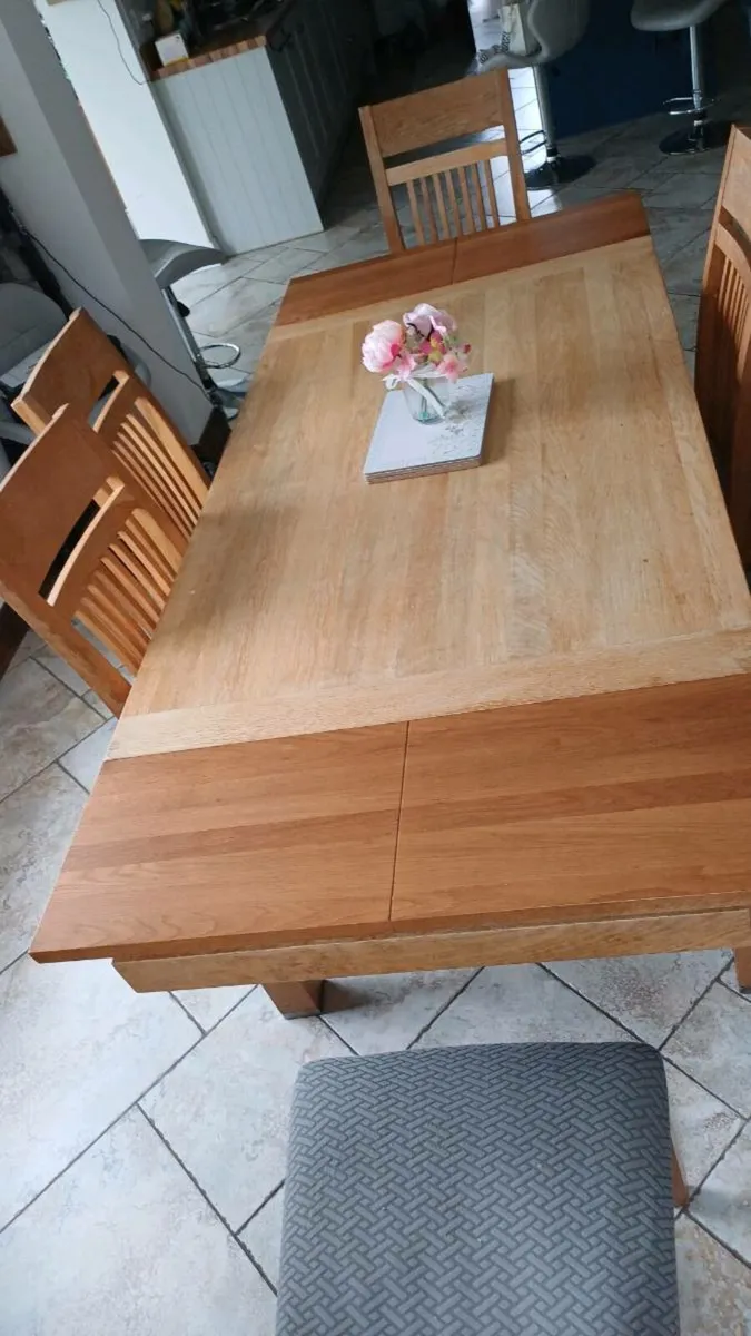 Oak kitchen table (extendable )and 6 chairs - Image 3