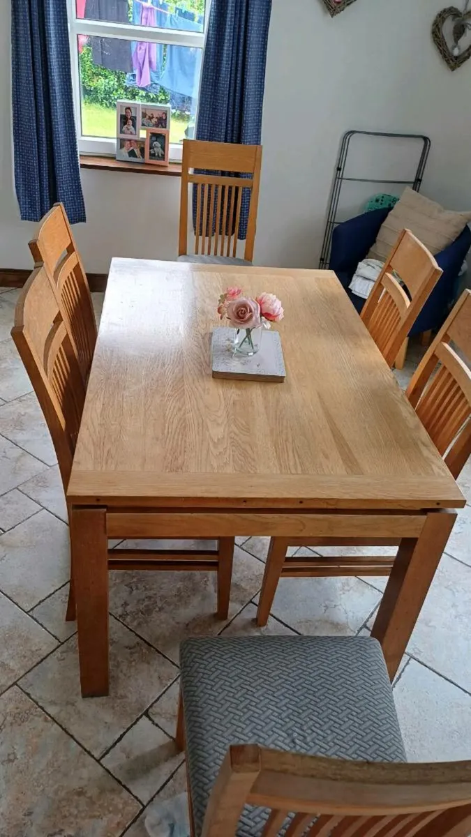 Oak kitchen table (extendable )and 6 chairs - Image 4