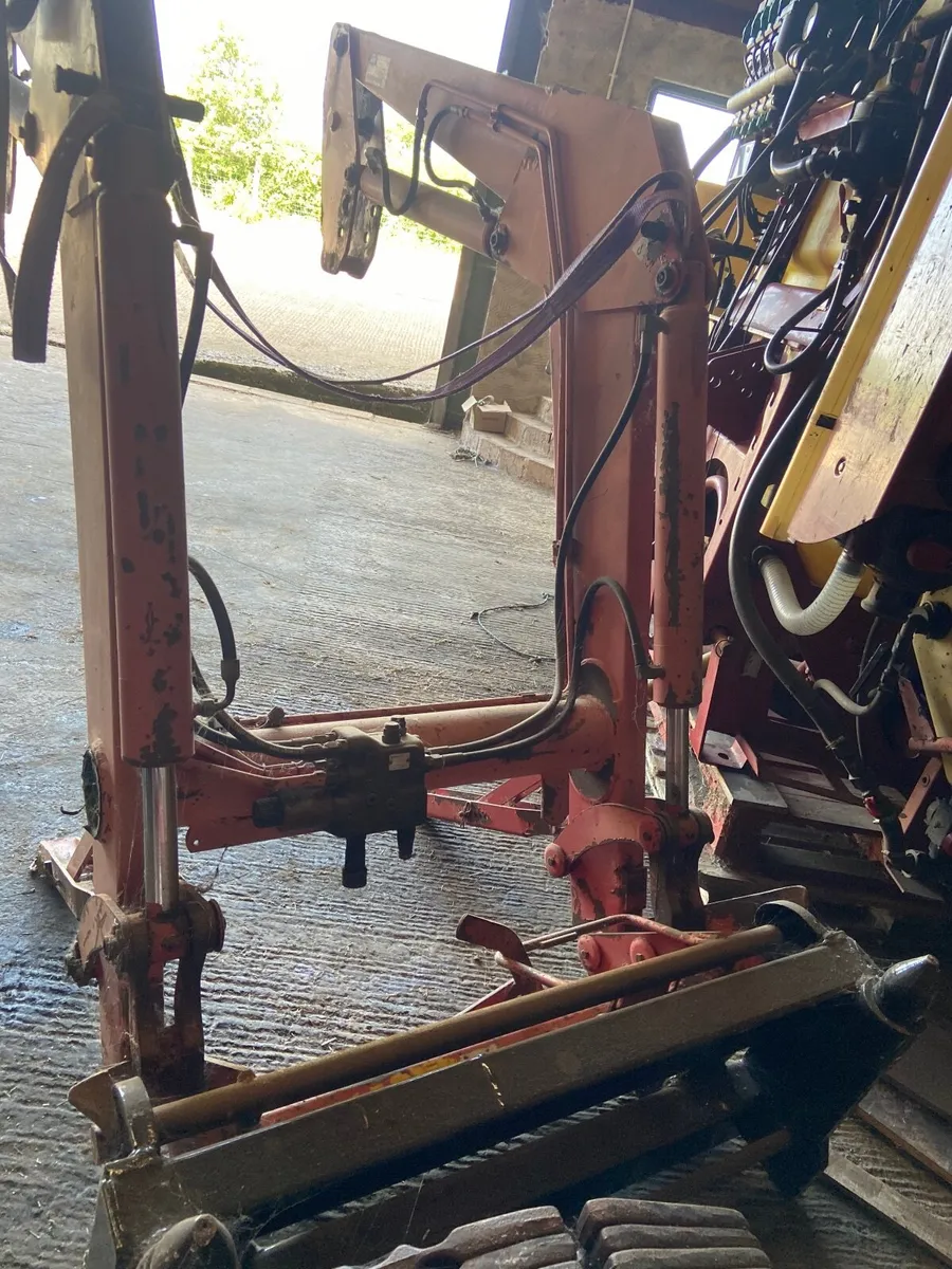 Massey loader 875 with bucket - Image 2