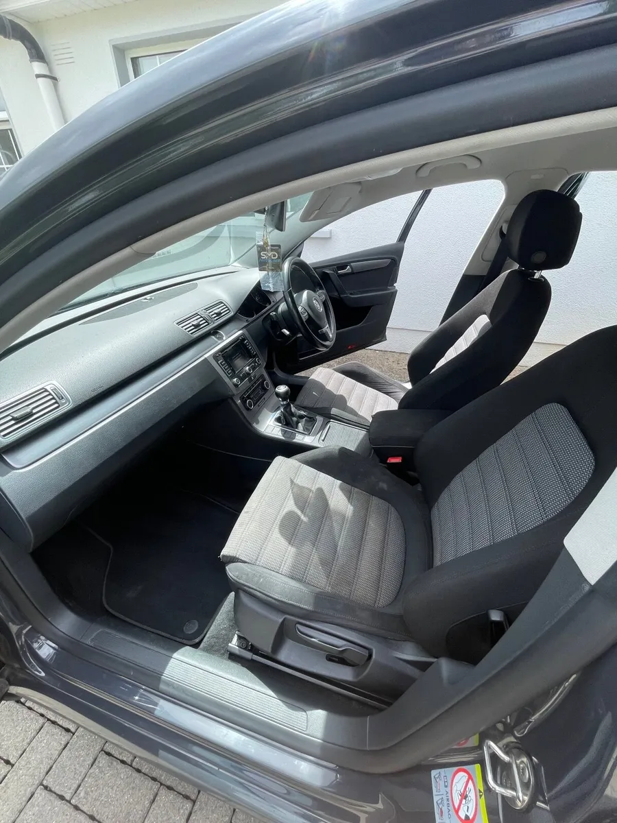 Volkswagen Passat 2011 - Image 2