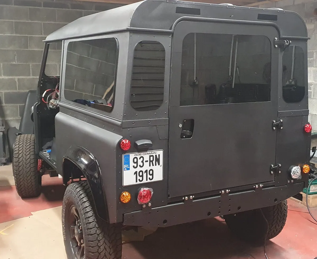 Land Rover Defender 90 - Image 1