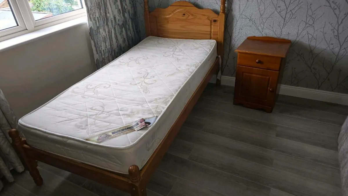 Single bed with mattress and chest of drawer - Image 1