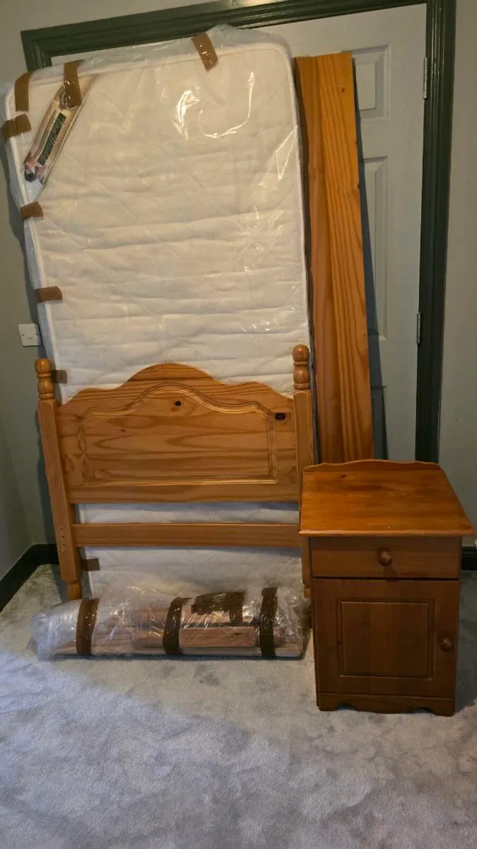 Single bed with mattress and chest of drawer - Image 3