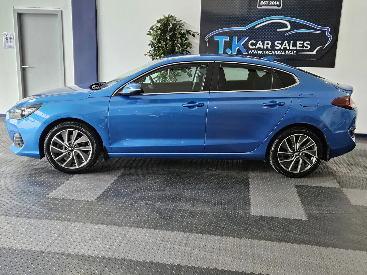 19 HYUNDAI i30 FASTBACK PETROL - Image 2