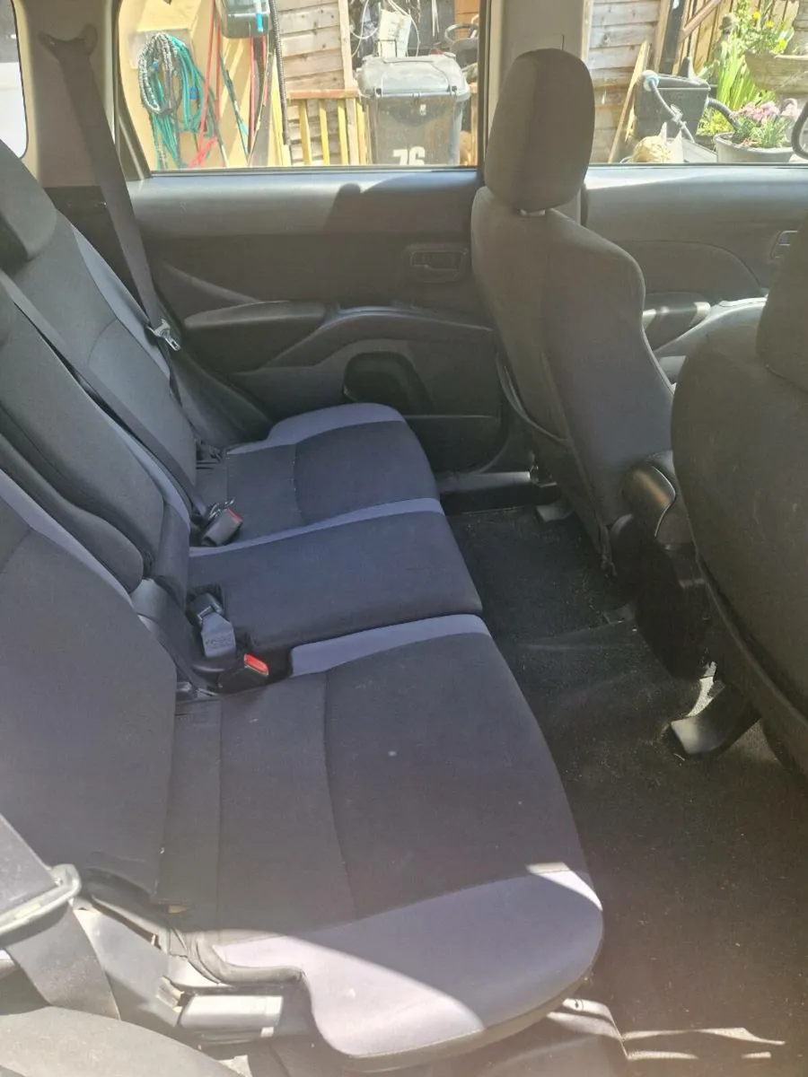 2008 Mitsubishi Outlander - Image 3
