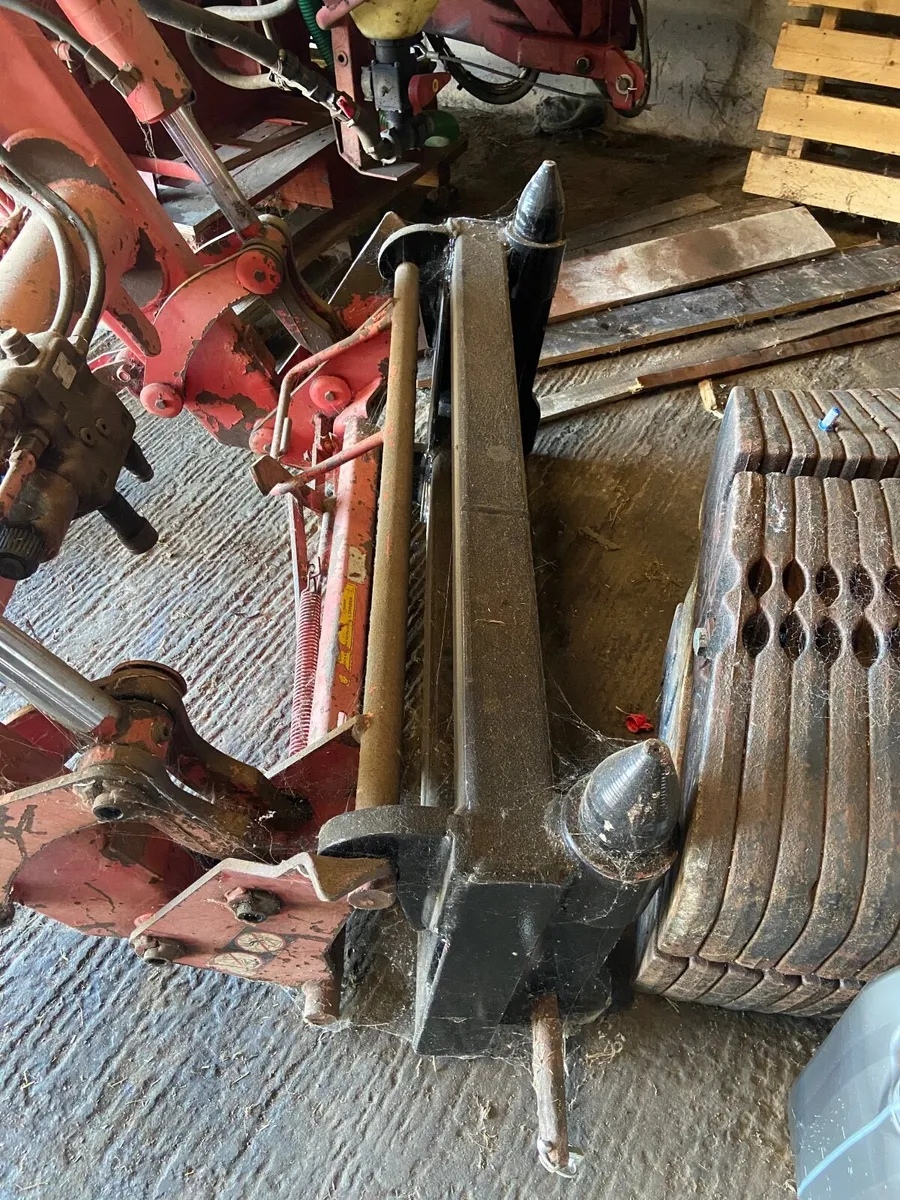 Euro brackets to pin and cone adapter for loader - Image 2