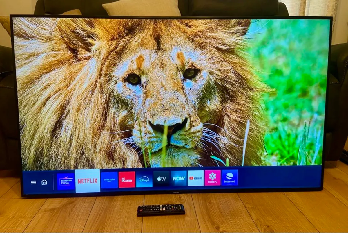 Samsung 55" 4K Crystal HDR Smart TV & Wall Bracket - Image 2