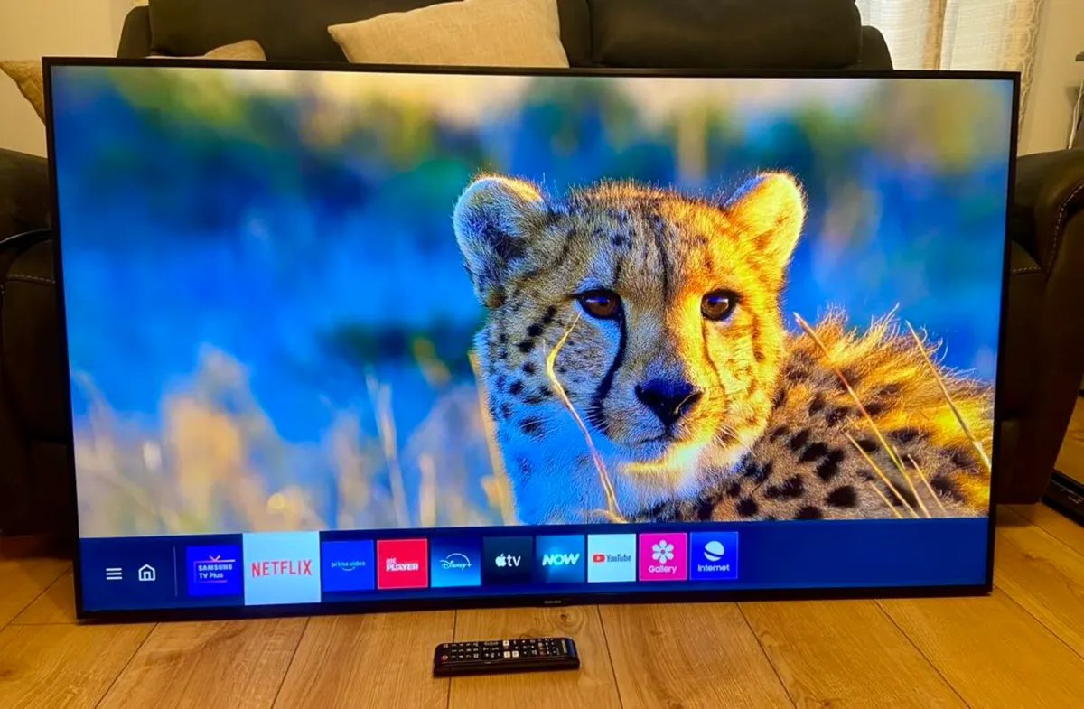 Samsung 55" 4K Crystal HDR Smart TV & Wall Bracket - Image 3