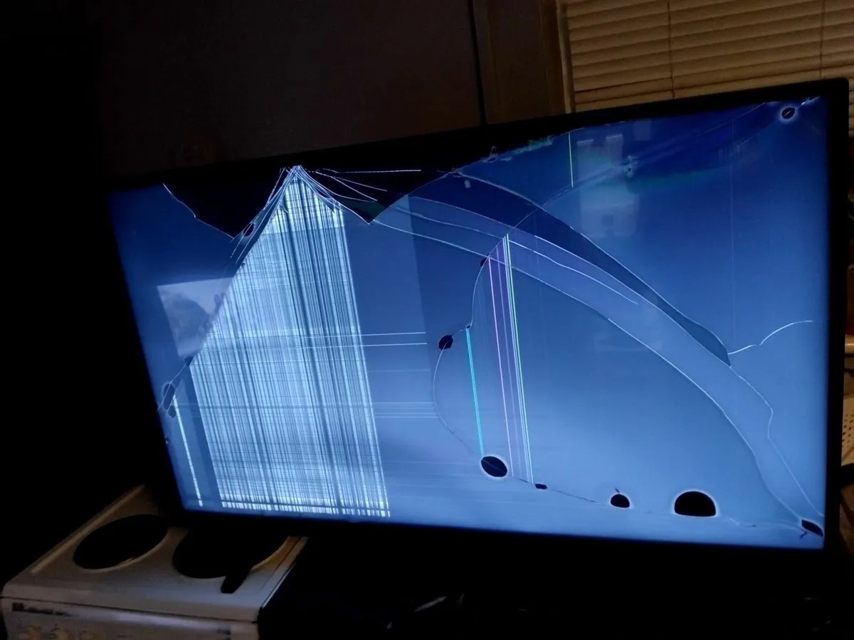 43ins smart TV 2 yers old read add offers - Image 3