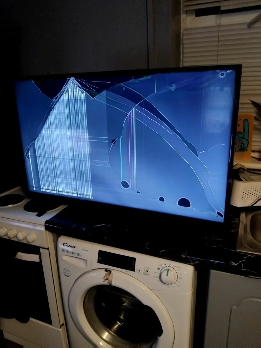 43ins smart TV 2 yers old read add offers - Image 1