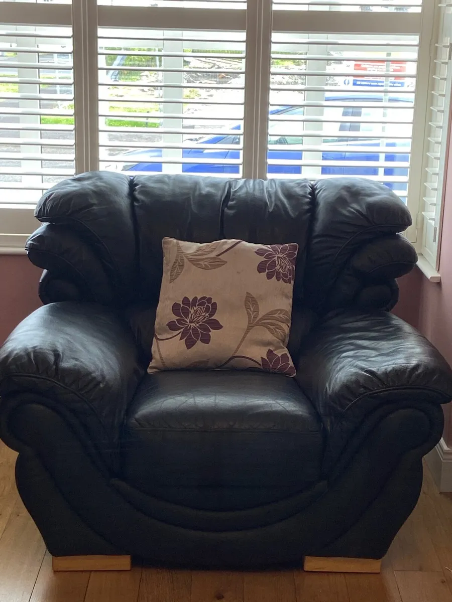 Sofa and 2 chairs - Image 1