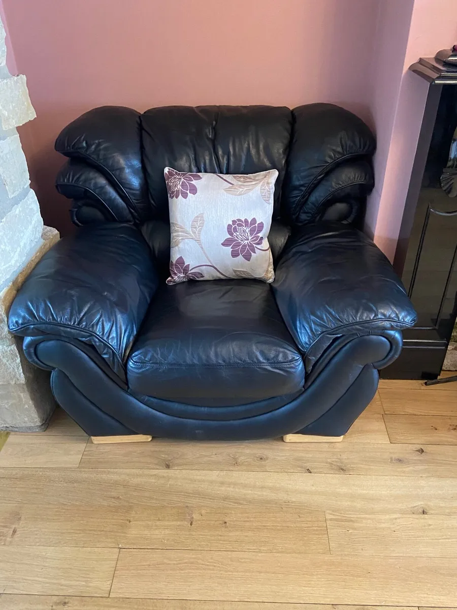 Sofa and 2 chairs - Image 3