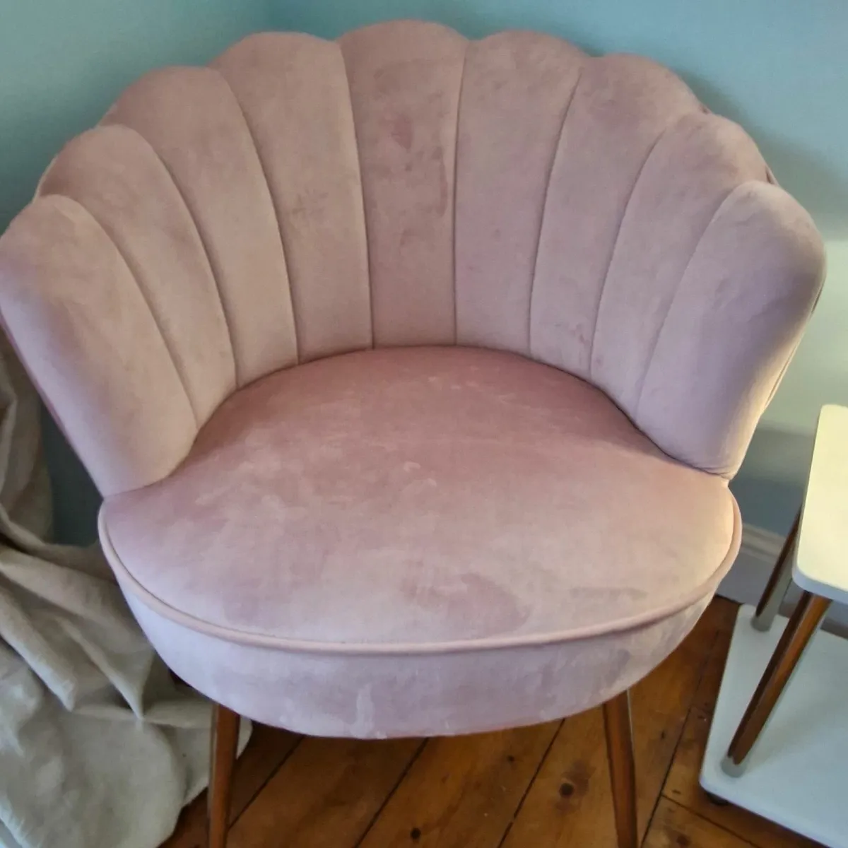 Pink bedroom chair, small table & lamp - Image 2