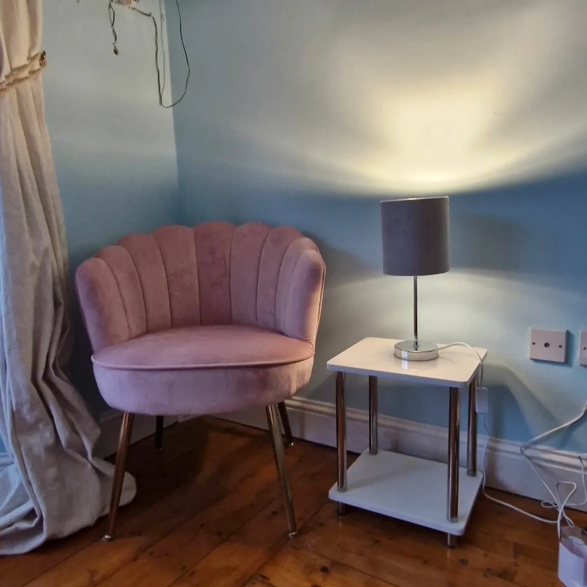 Pink bedroom chair, small table & lamp - Image 3
