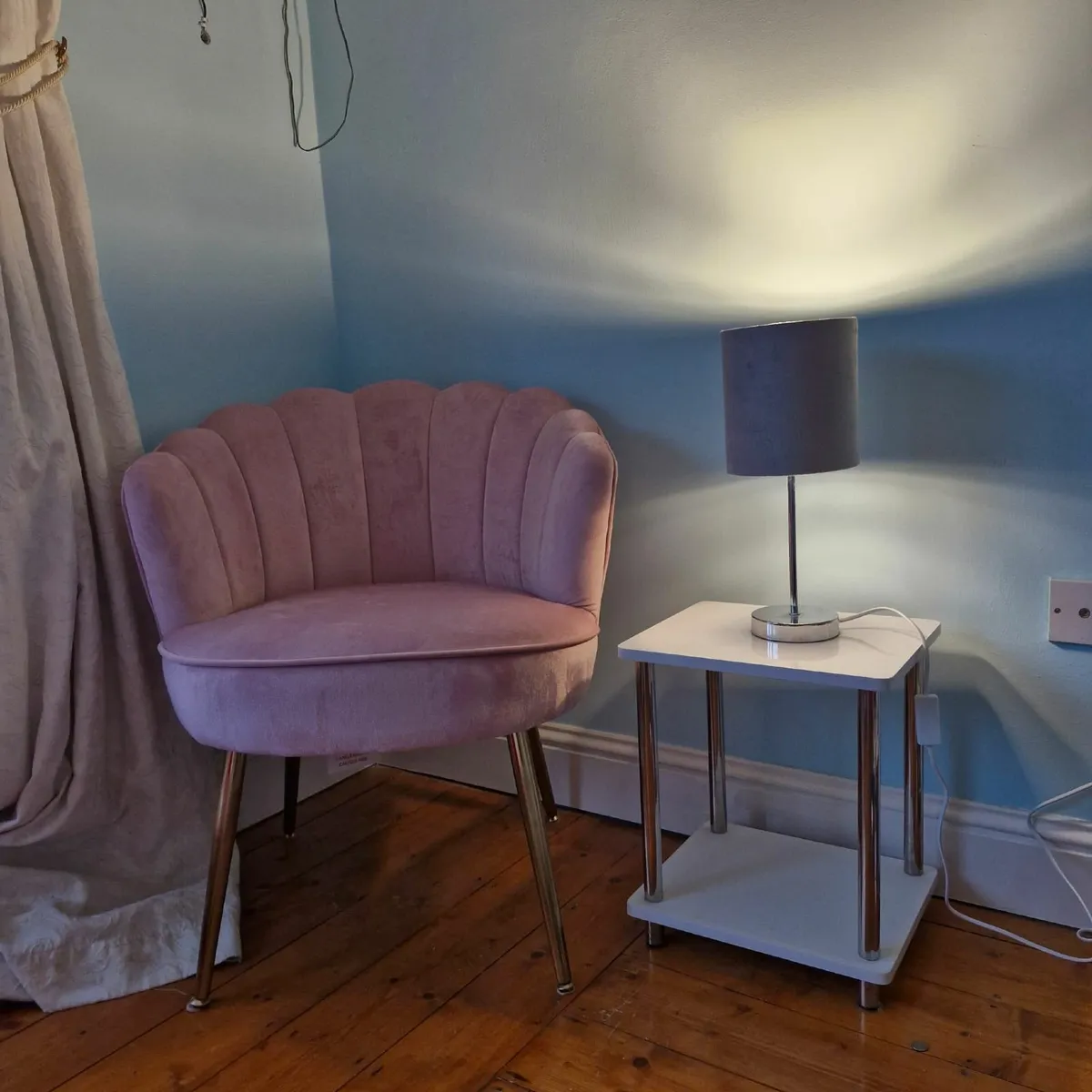 Pink bedroom chair, small table & lamp - Image 1