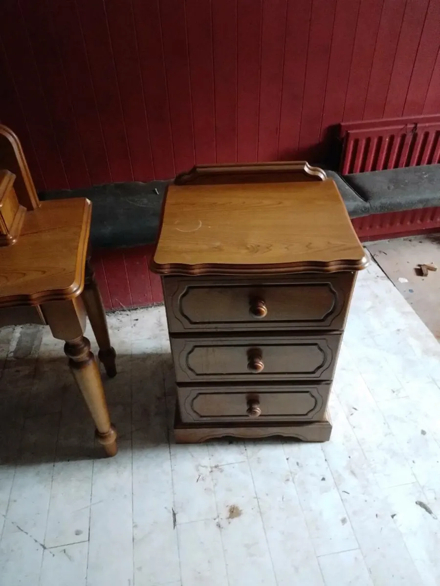 Dressing table and locker - Image 2