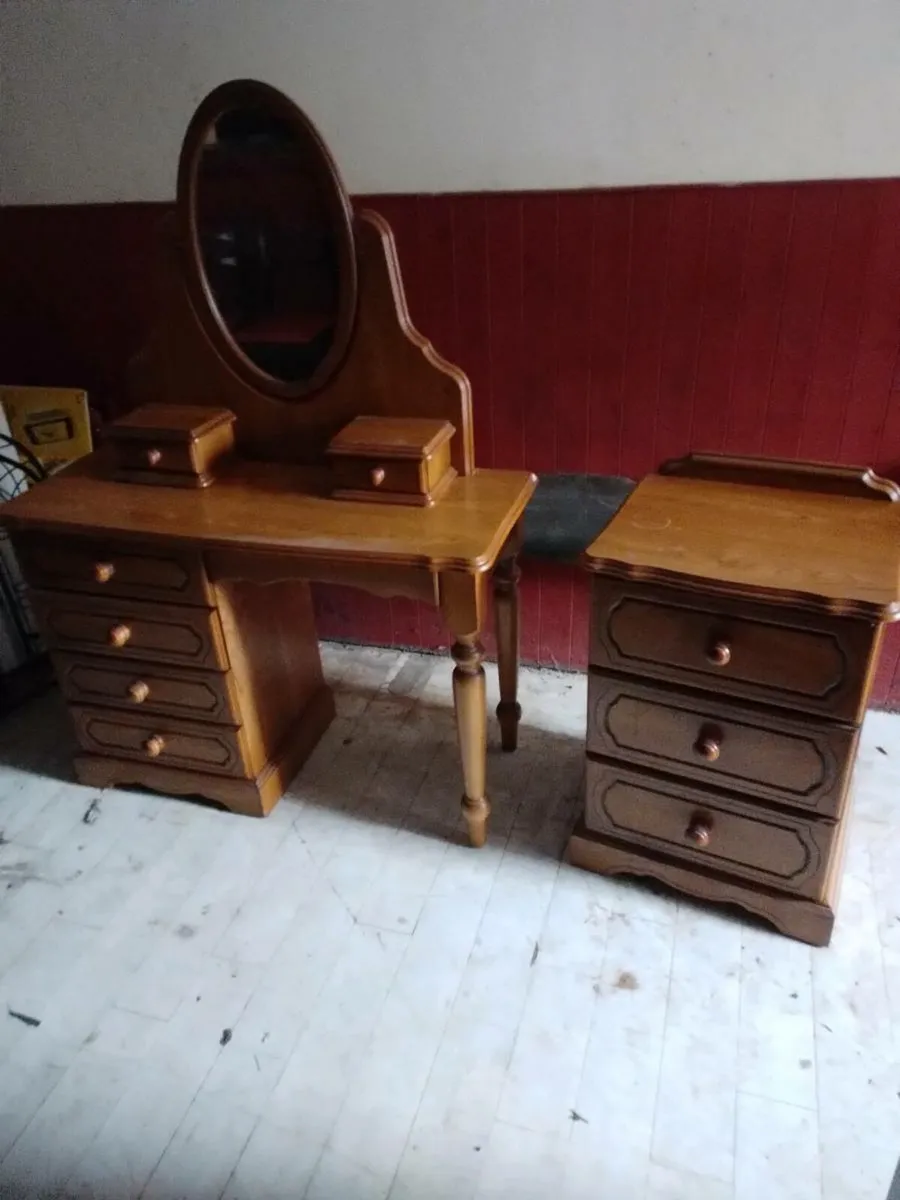 Dressing table and locker - Image 3