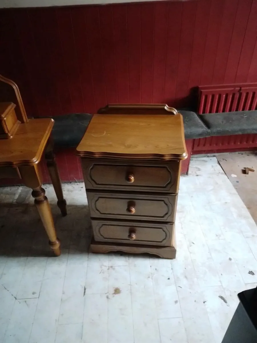 Dressing table and locker - Image 4