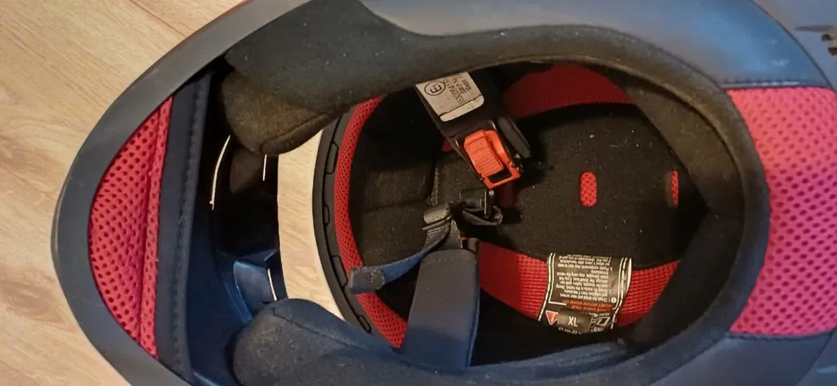 Motorcycle helmet - Image 3