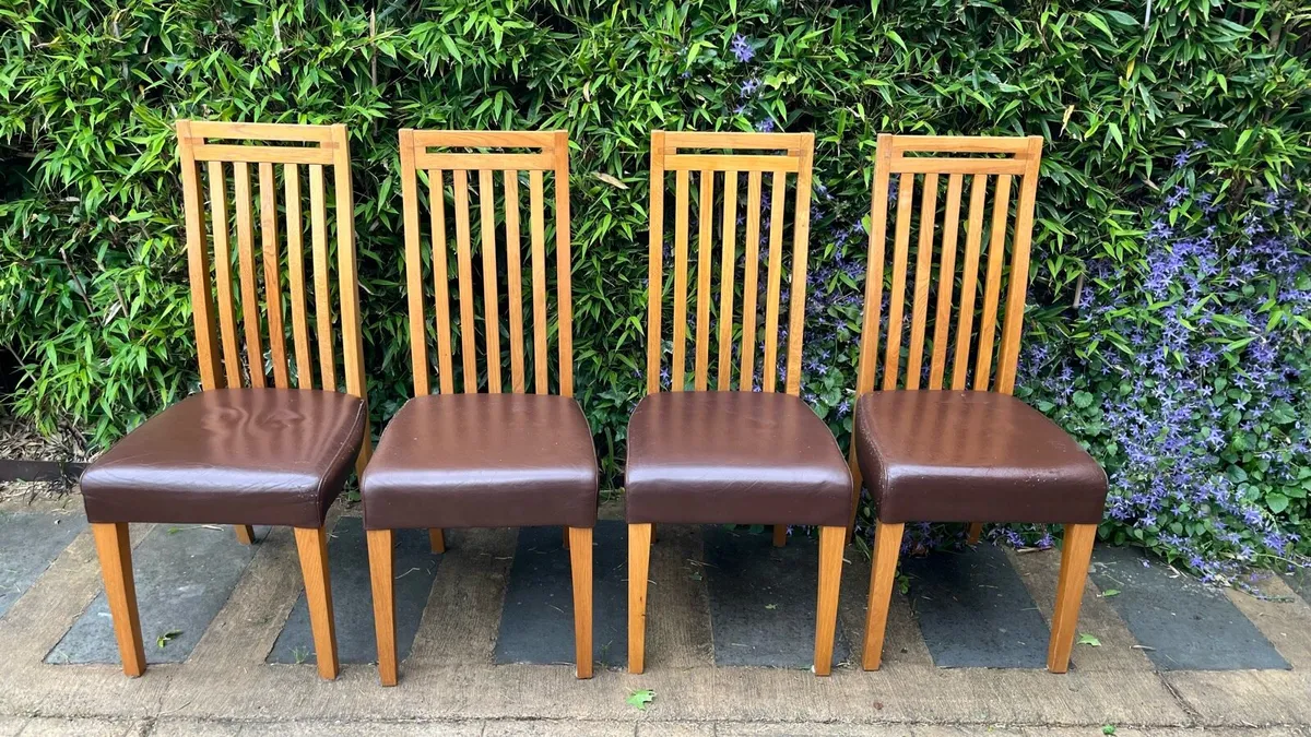 Solid oak circular table & 4 matching chairs - Image 2