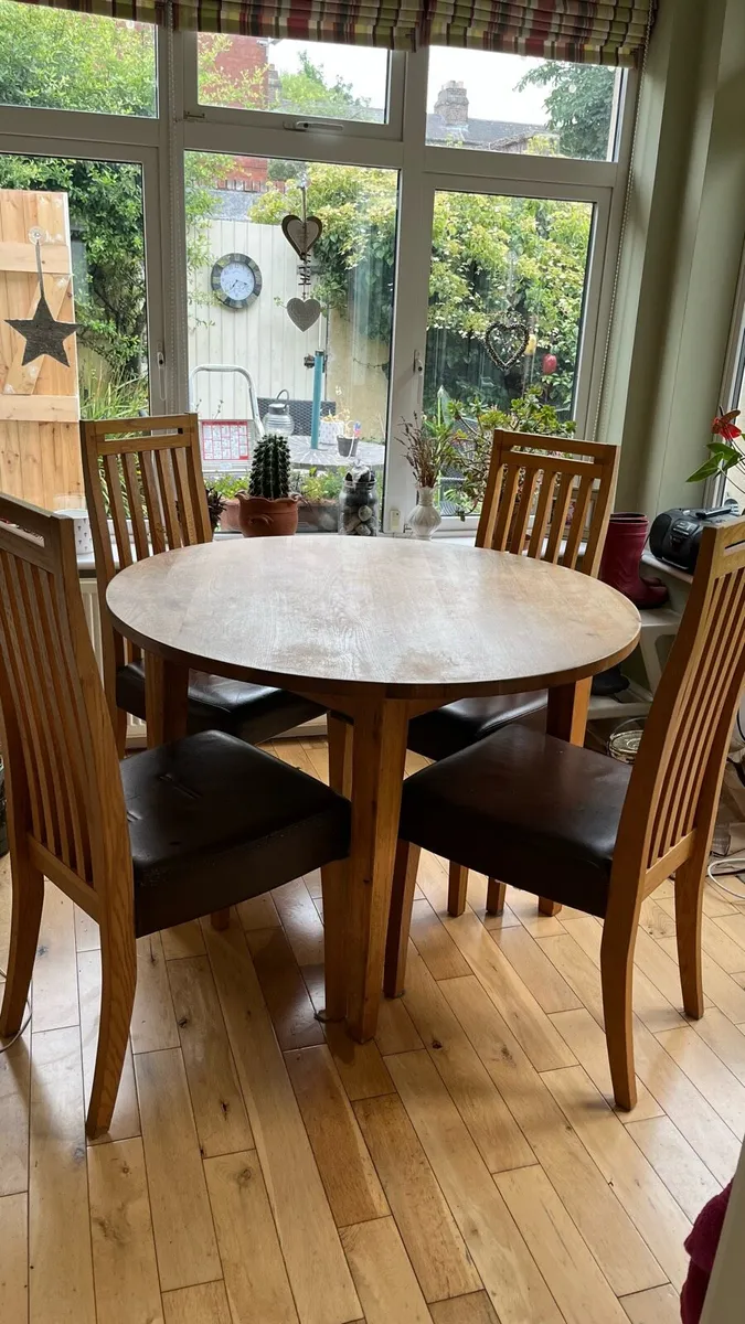 Solid oak circular table & 4 matching chairs - Image 1