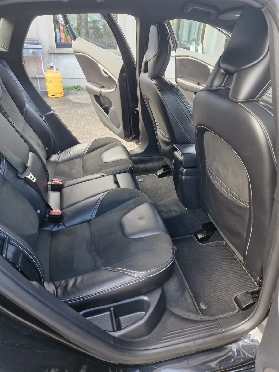 Volvo V40 2.0L R Design - Image 4