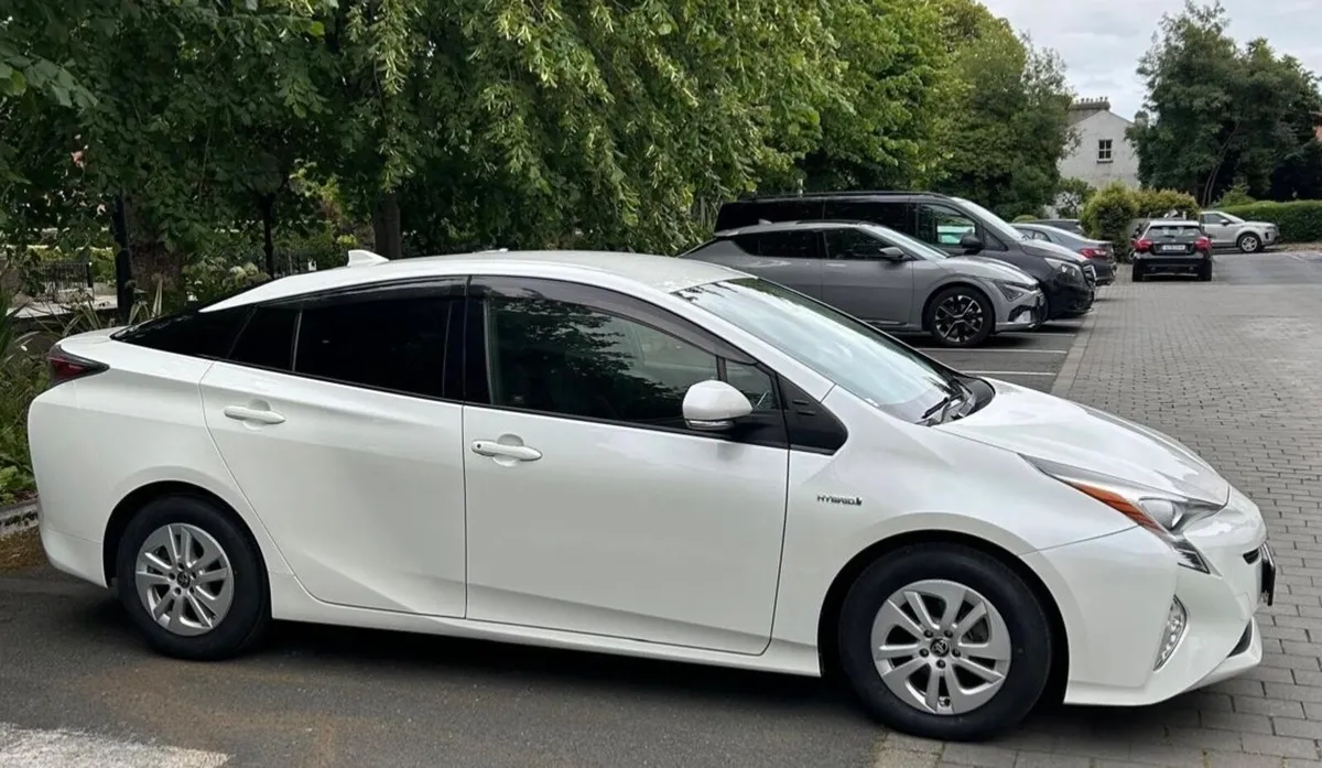 Toyota Prius 2015 - Image 2