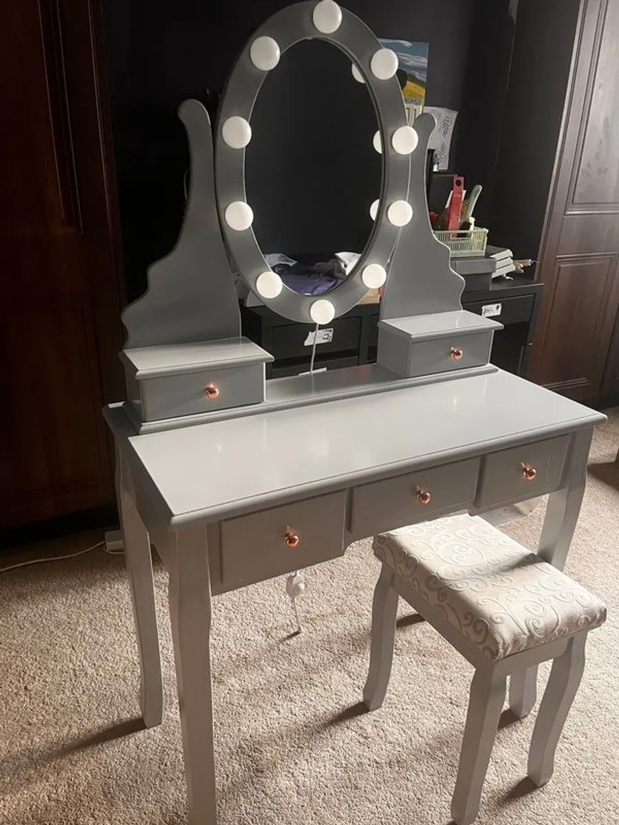 girls dressing table with mirror, lights and stool. - Image 1