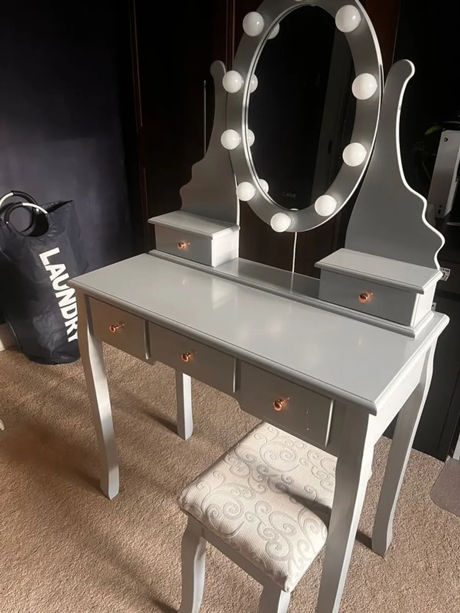 girls dressing table with mirror, lights and stool. - Image 2