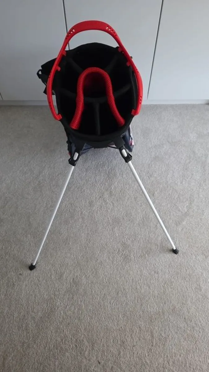 Like new, never used TaylorMade 8 Golf Stand Bag - Navy/White/Red - Image 2