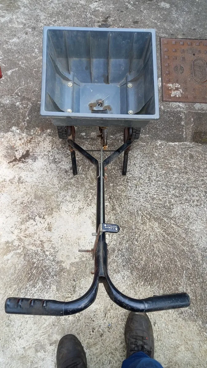 Lawn spreader. - Image 1