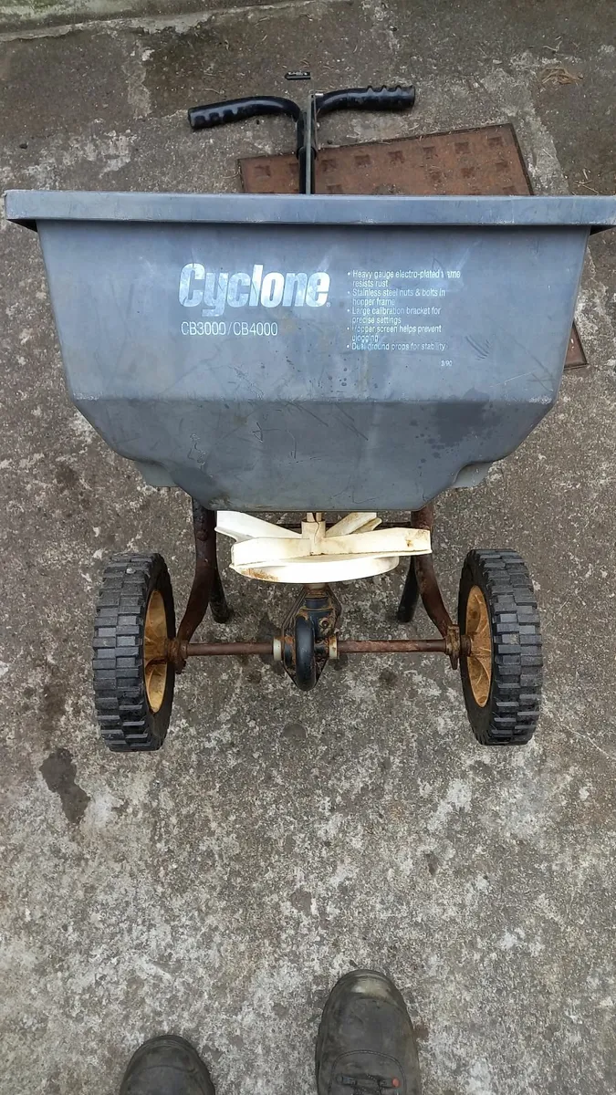 Lawn spreader. - Image 2