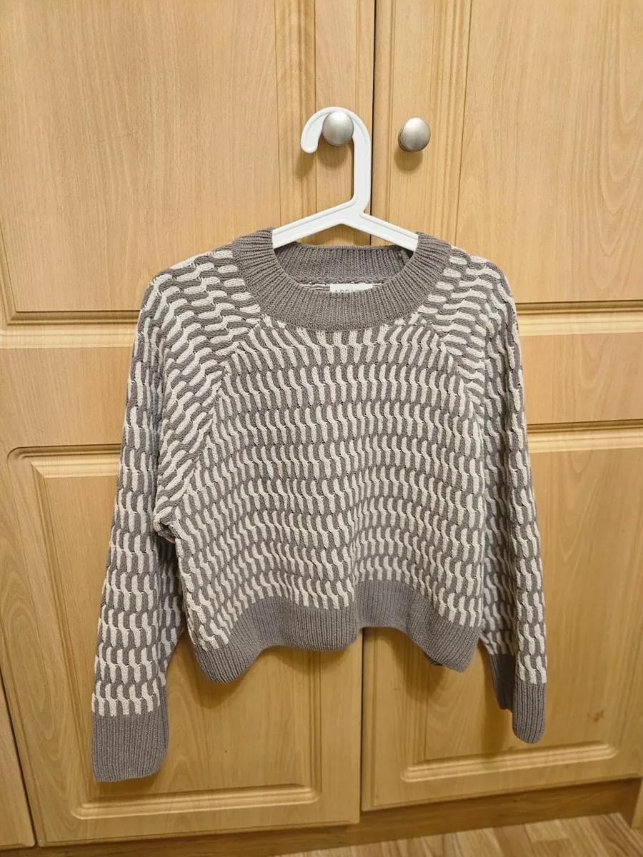 🧶✨ Cosy & Stylish Apricot Patterned Knit Jumper! - Image 1