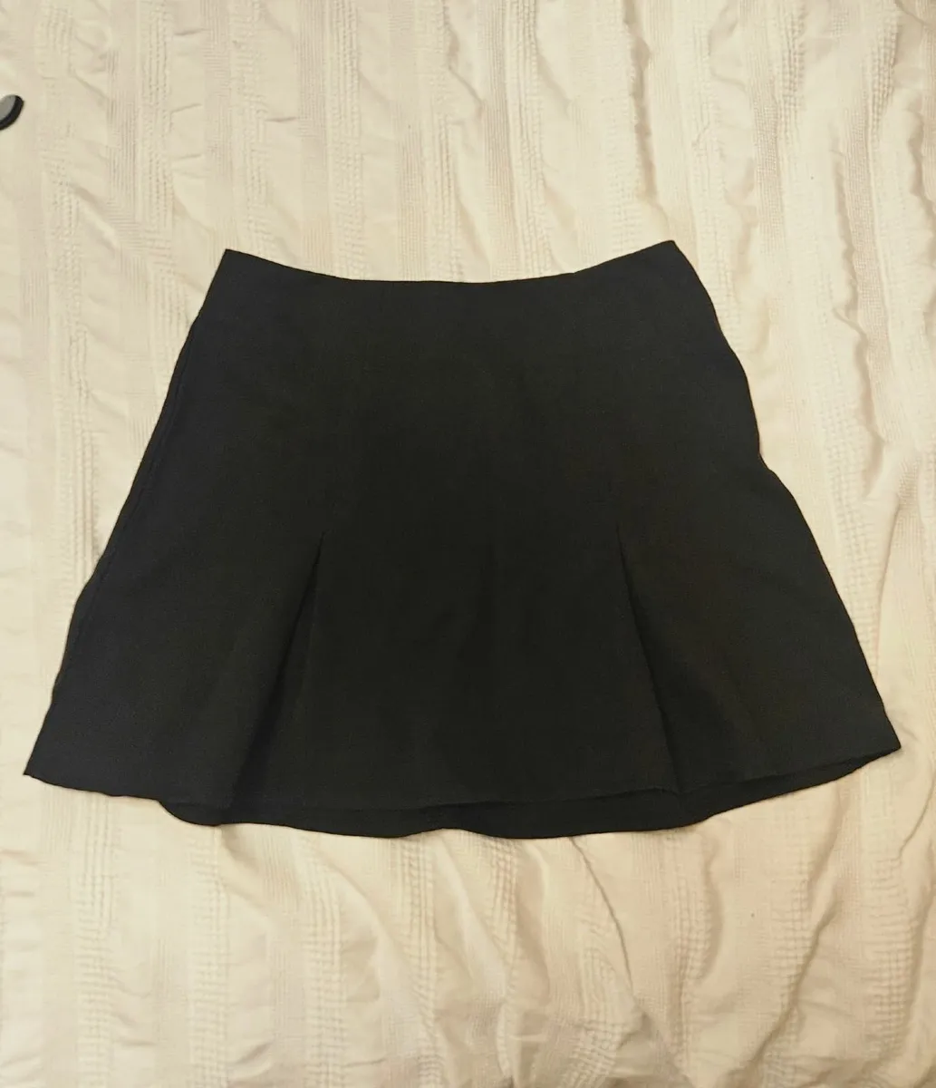 🖤👗 Classic Black Pleated Mini Skirt! 👗🖤 - Image 1
