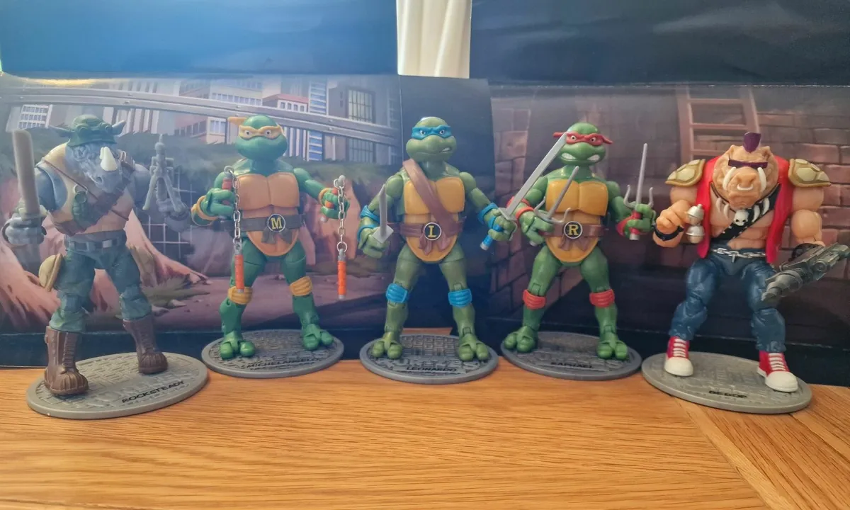 Teenage Mutant Ninja Turtles Classic Figures - Image 1