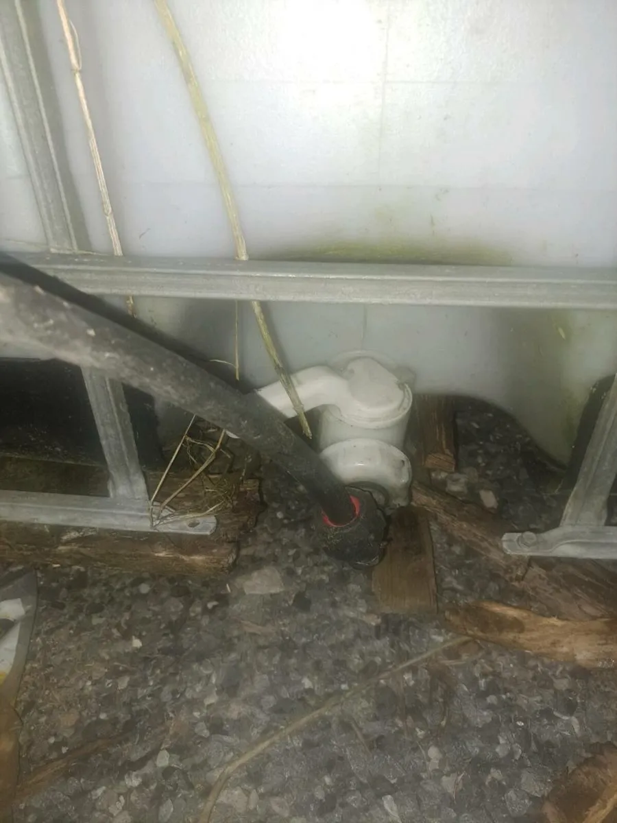 Icb 1000L water tank with 1 pipe connections - Image 2