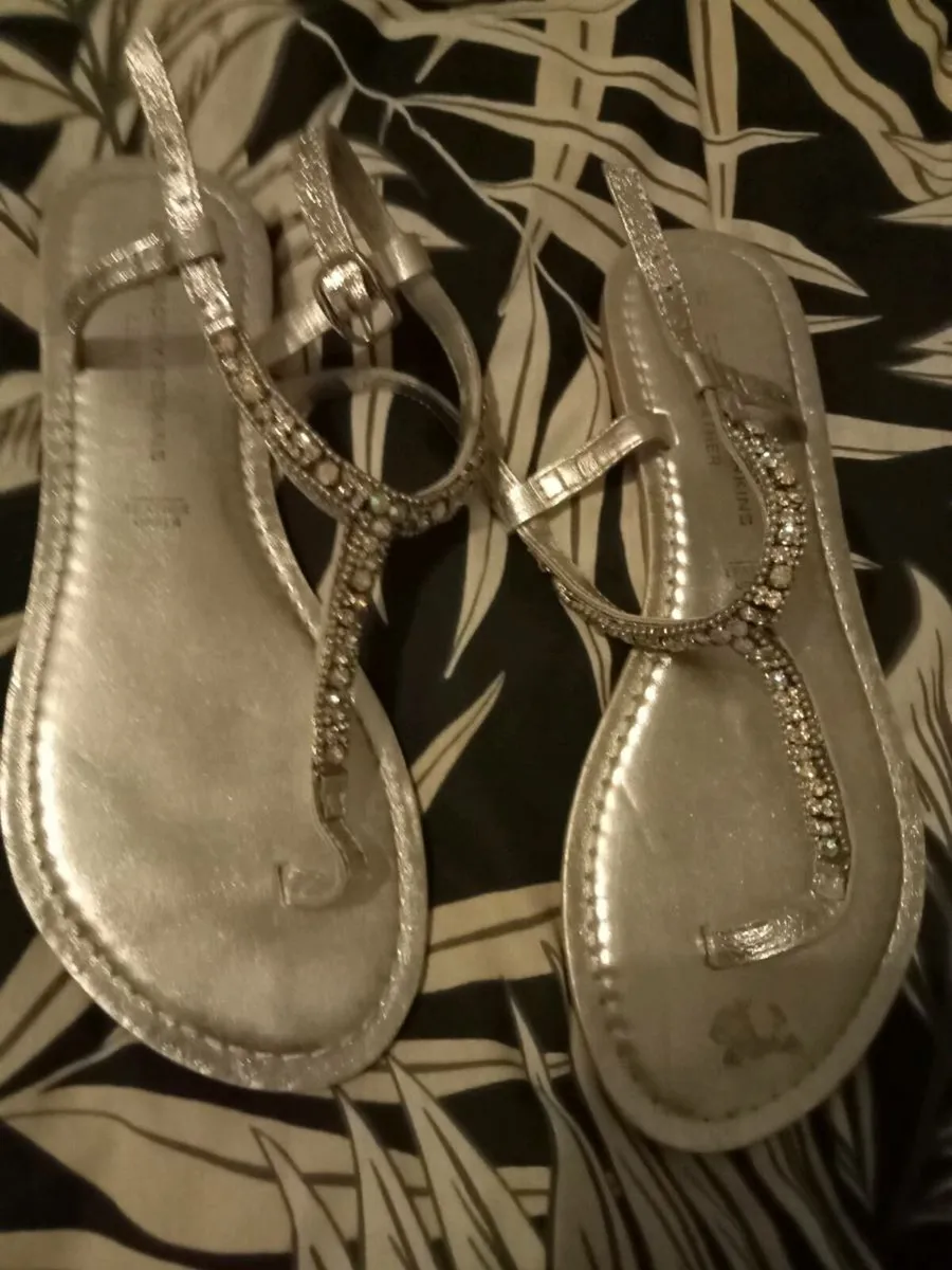 Ladies sandals size 6