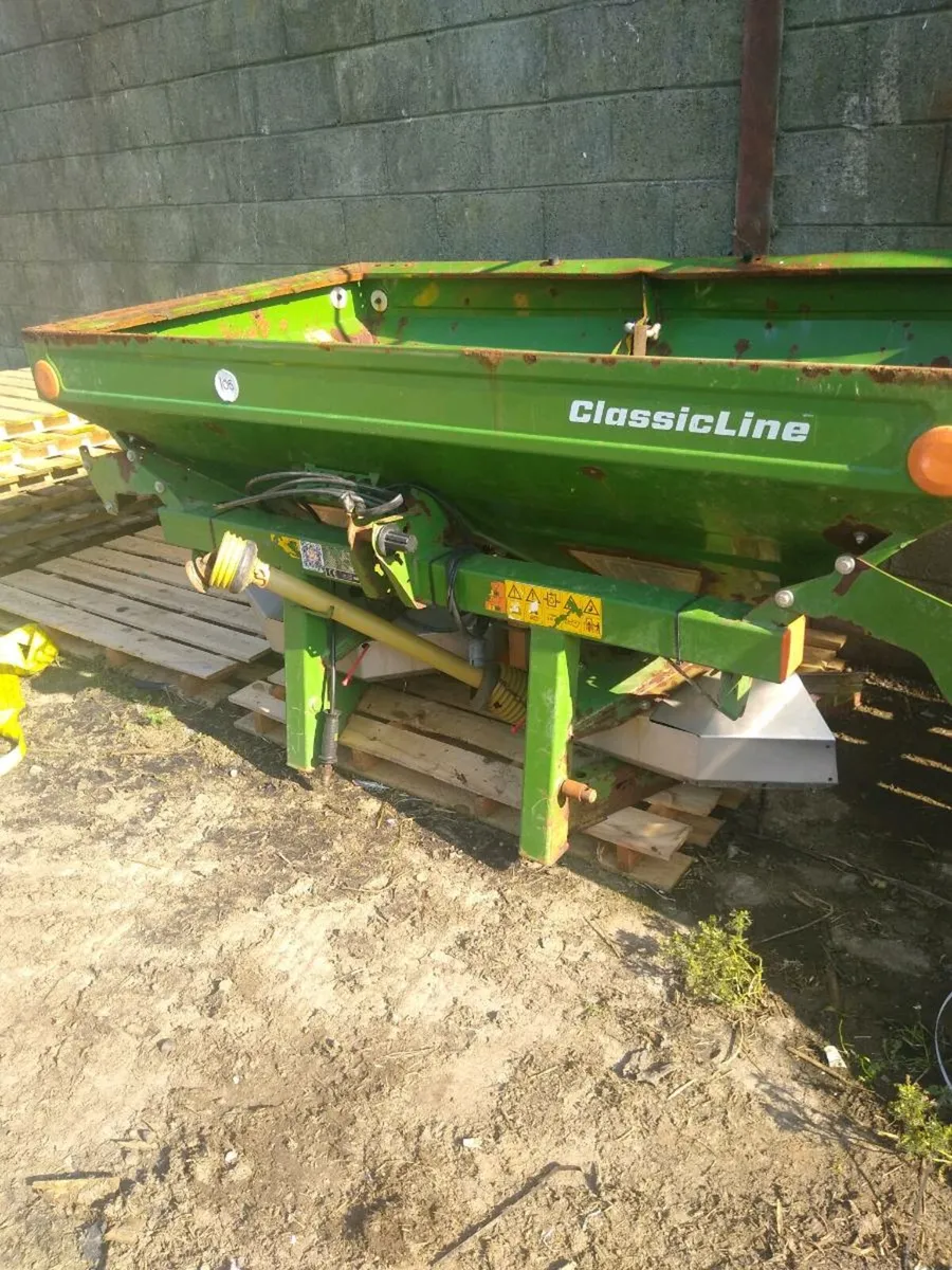 Fertilizer spreader - Image 1