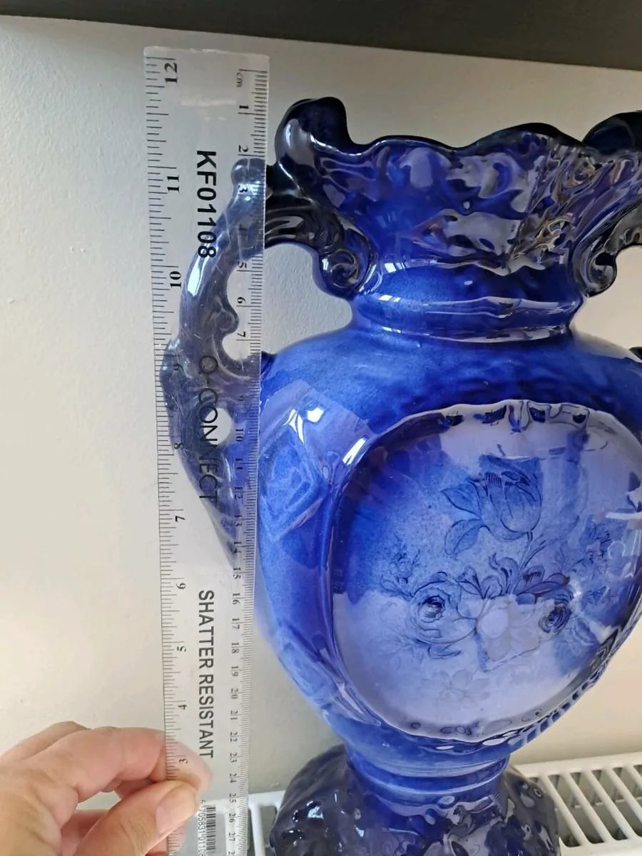 Staffordshire vase blue rose - Image 3