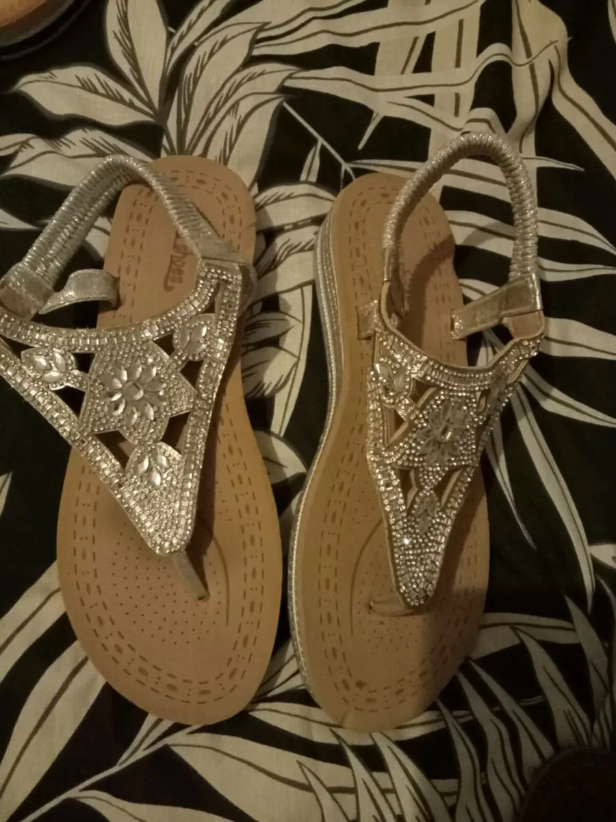 Ladies sandals size 5 - Image 2