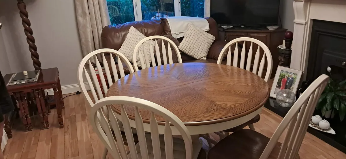 Round table and 5 Chairs for sale - Image 1