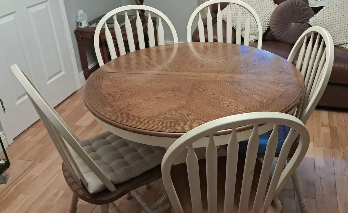 Round table and 5 Chairs for sale - Image 2