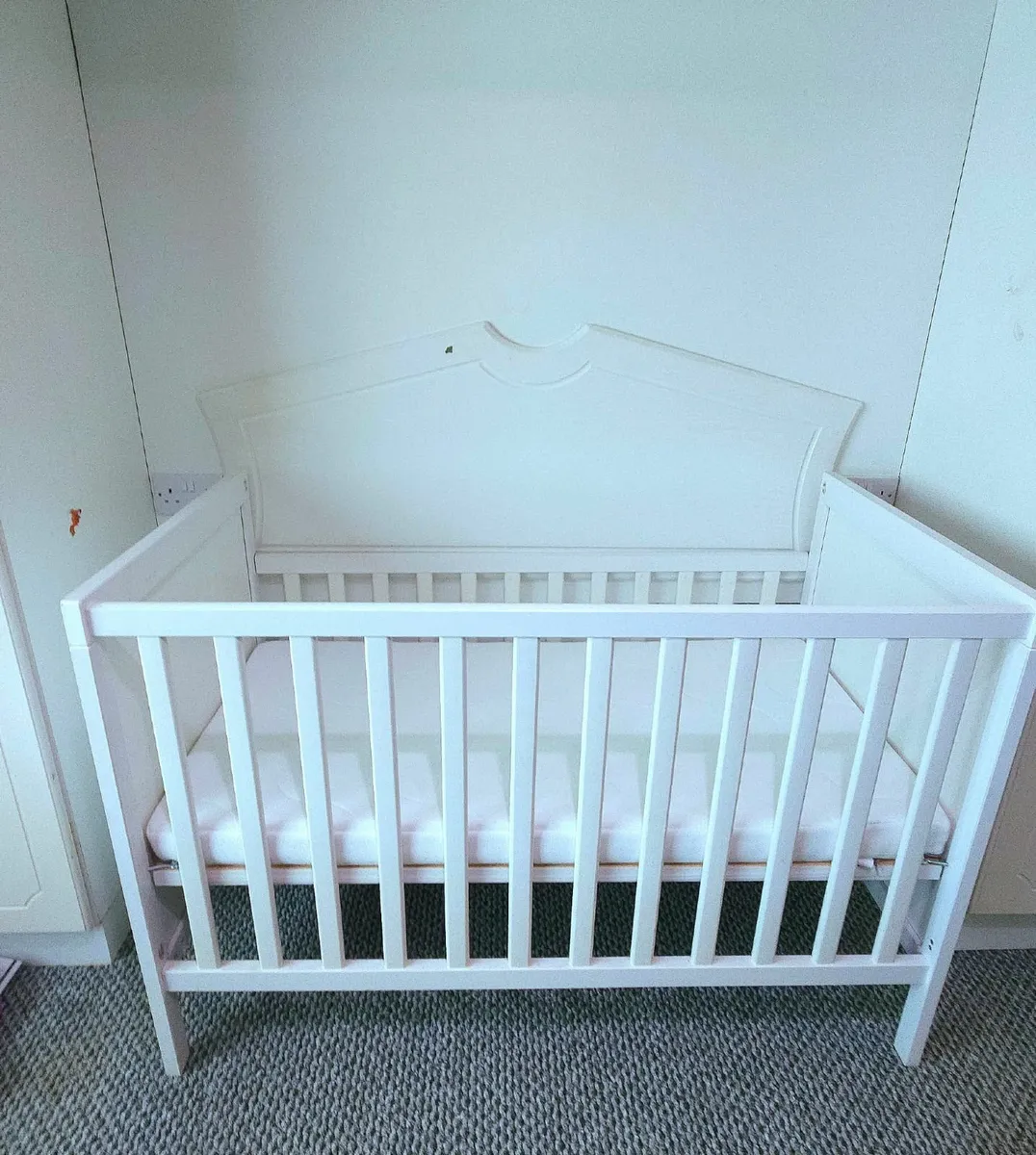 Crib + Mattress + Bedding Bundle – €100 - Image 1