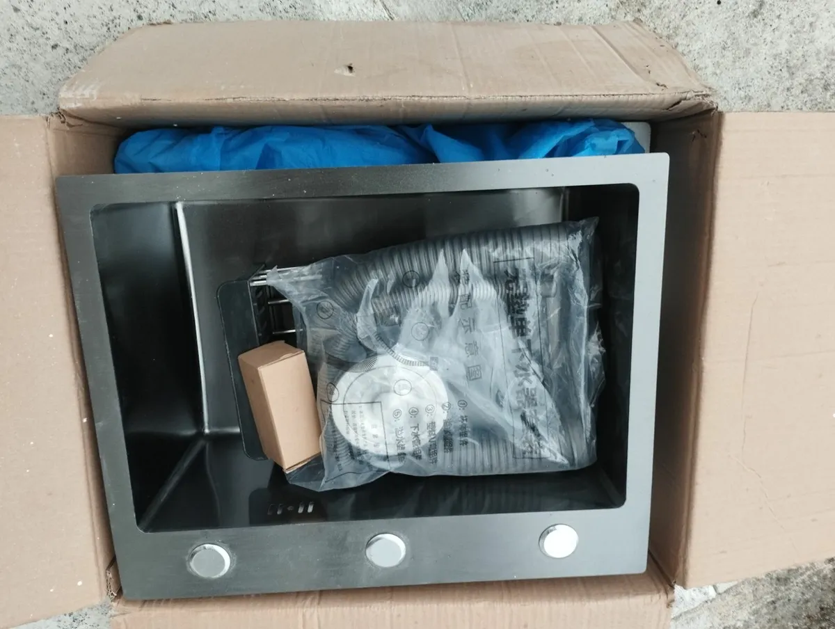 Kitchen sink - Image 1