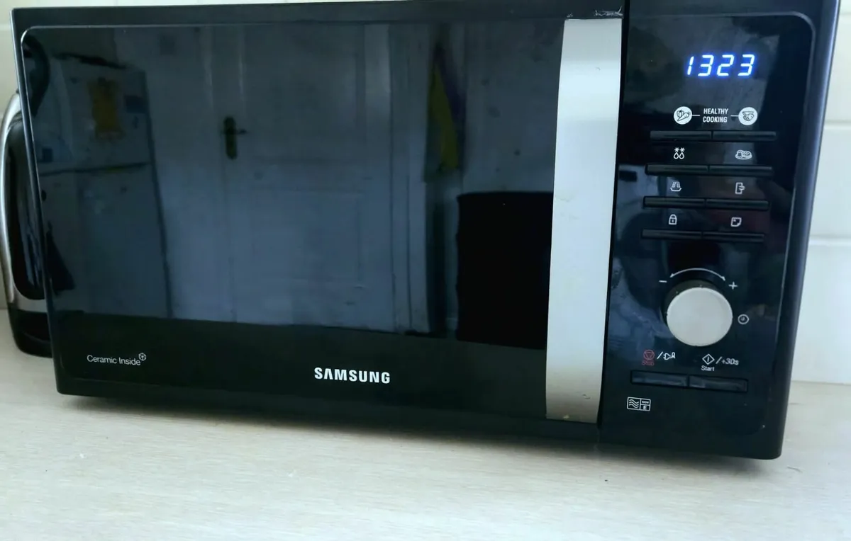 Samsung 800W 23L Solo Microwave – Black – €85 - Image 2
