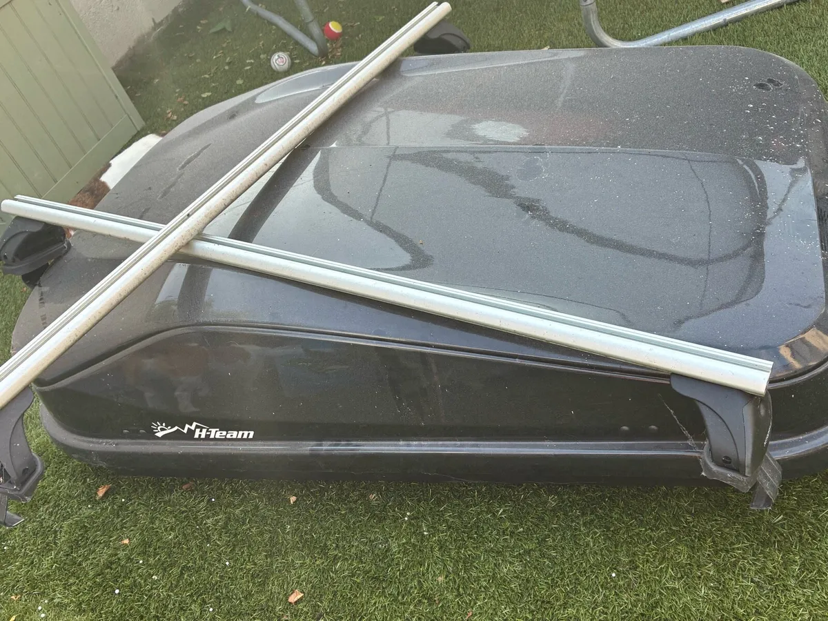 Roof box and rack
